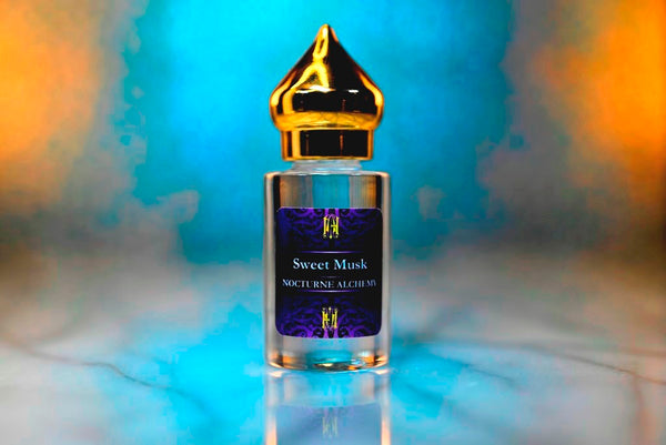 6ml clear cylindrical bottle with gold-toned domed lid and insert.  Sweet Musk