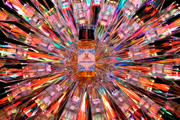 5ml square clear bottle with black screw lid (see photos). 1/6oz capacity. No insert/reducer/orifice only screw lid.