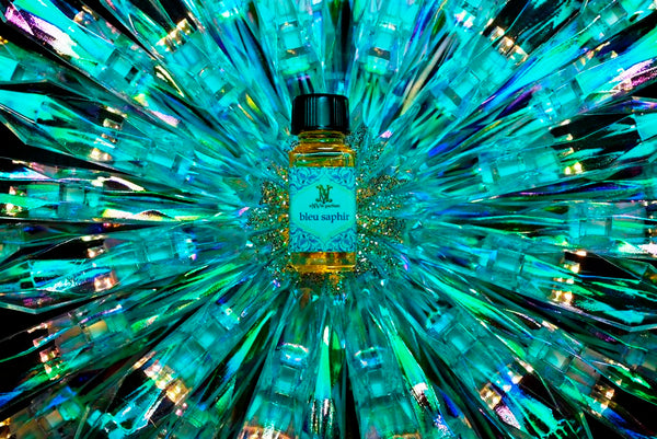 5ml square clear bottle with black screw lid (see photos). 1/6oz capacity. No insert/reducer/orifice only screw lid.