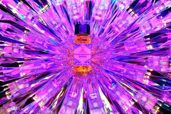 5ml square clear bottle with black screw lid (see photos). 1/6oz capacity. No insert/reducer/orifice only screw lid.