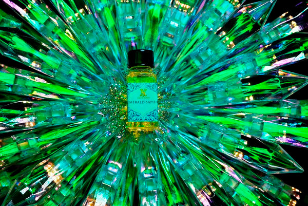 5ml square clear bottle with black screw lid (see photos). 1/6oz capacity. No insert/reducer/orifice only screw lid.