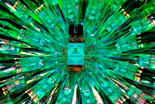 5ml square clear bottle with black screw lid (see photos). 1/6oz capacity. No insert/reducer/orifice only screw lid.