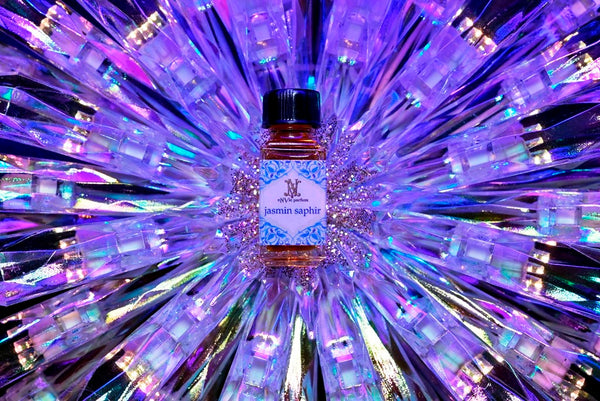 5ml square clear bottle with black screw lid (see photos). 1/6oz capacity. No insert/reducer/orifice only screw lid.