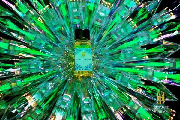 5ml square clear bottle with black screw lid (see photos). 1/6oz capacity. No insert/reducer/orifice only screw lid.