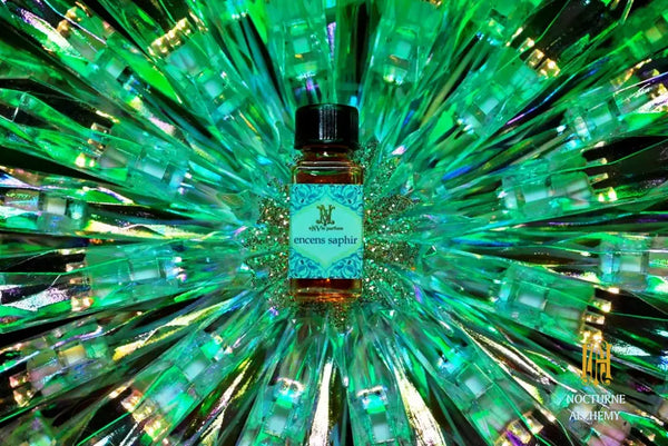 5ml square clear bottle with black screw lid (see photos). 1/6oz capacity. No insert/reducer/orifice only screw lid.