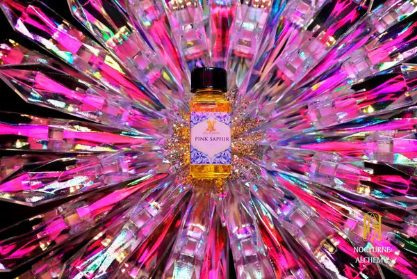 5ml square clear bottle with black screw lid (see photos). 1/6oz capacity. No insert/reducer/orifice only screw lid.