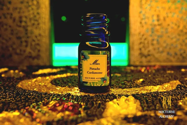 5ml traditional cobalt blue bottle with no insert/orifice and twist phenolic lid