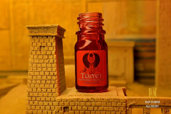 5ml hand-painted Red bottle with no insert/orifice and twist phenolic lid