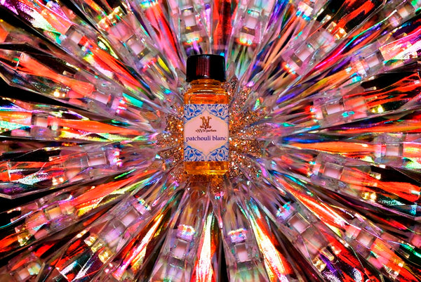 5ml square clear bottle with black screw lid (see photos). 1/6oz capacity. No insert/reducer/orifice only screw lid.