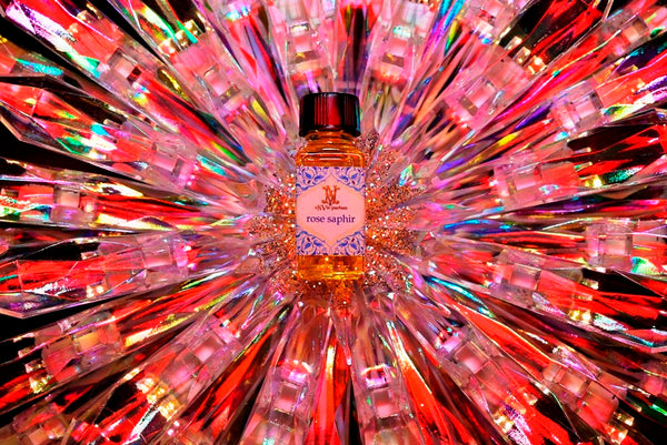 5ml square clear bottle with black screw lid (see photos). 1/6oz capacity. No insert/reducer/orifice only screw lid.