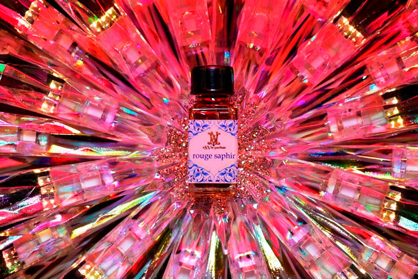 5ml square clear bottle with black screw lid (see photos). 1/6oz capacity. No insert/reducer/orifice only screw lid.