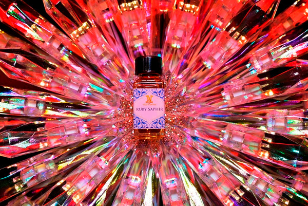 5ml square clear bottle with black screw lid (see photos). 1/6oz capacity. No insert/reducer/orifice only screw lid.