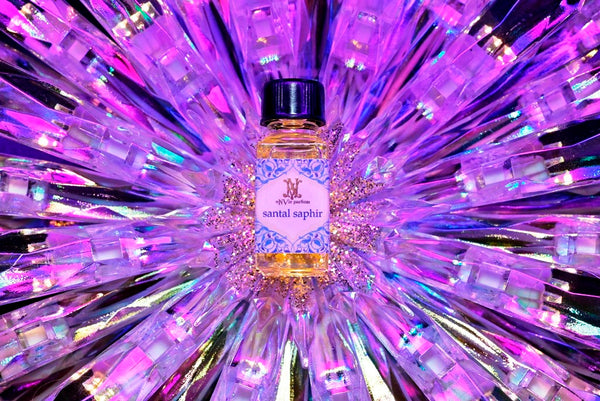 5ml square clear bottle with black screw lid (see photos). 1/6oz capacity. No insert/reducer/orifice only screw lid.