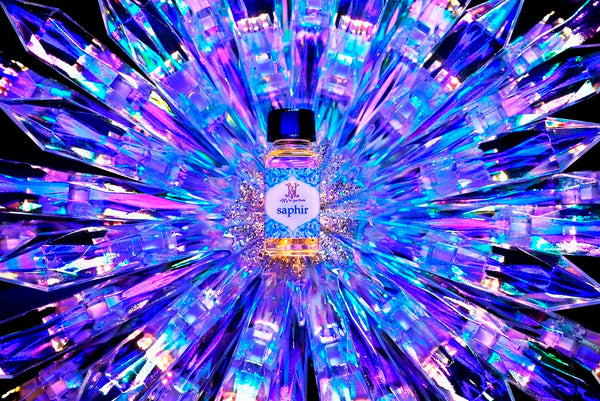 5ml square clear bottle with black screw lid (see photos). 1/6oz capacity. No insert/reducer/orifice only screw lid.