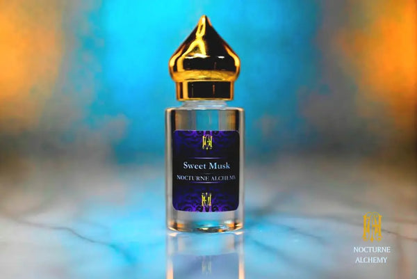 6ml clear cylindrical bottle with gold-toned domed lid and insert.  Sweet Musk
