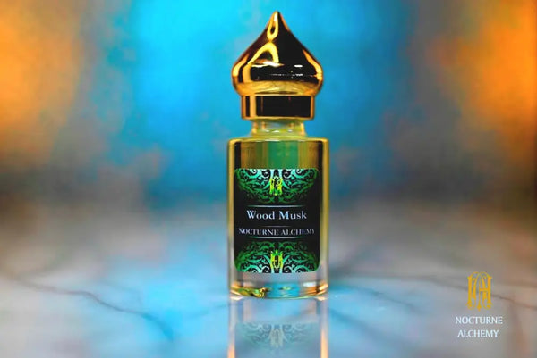 6ml clear cylindrical bottle with gold-toned domed lid and insert.  Wood Musk