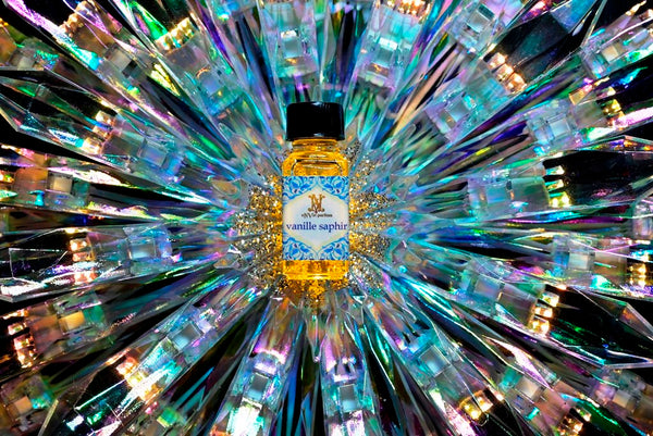 5ml square clear bottle with black screw lid (see photos). 1/6oz capacity. No insert/reducer/orifice only screw lid.