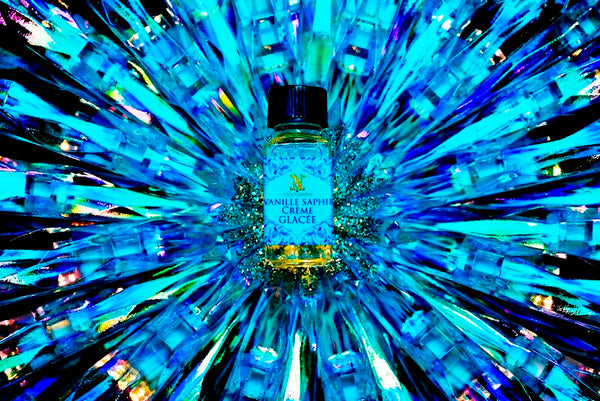 5ml square clear bottle with black screw lid (see photos). 1/6oz capacity. No insert/reducer/orifice only screw lid.